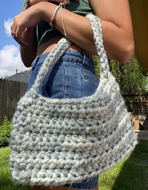 how to hand crochet giant yarn bag  Chunky yarn crochet, Crochet clothing  and accessories, Yarn bag