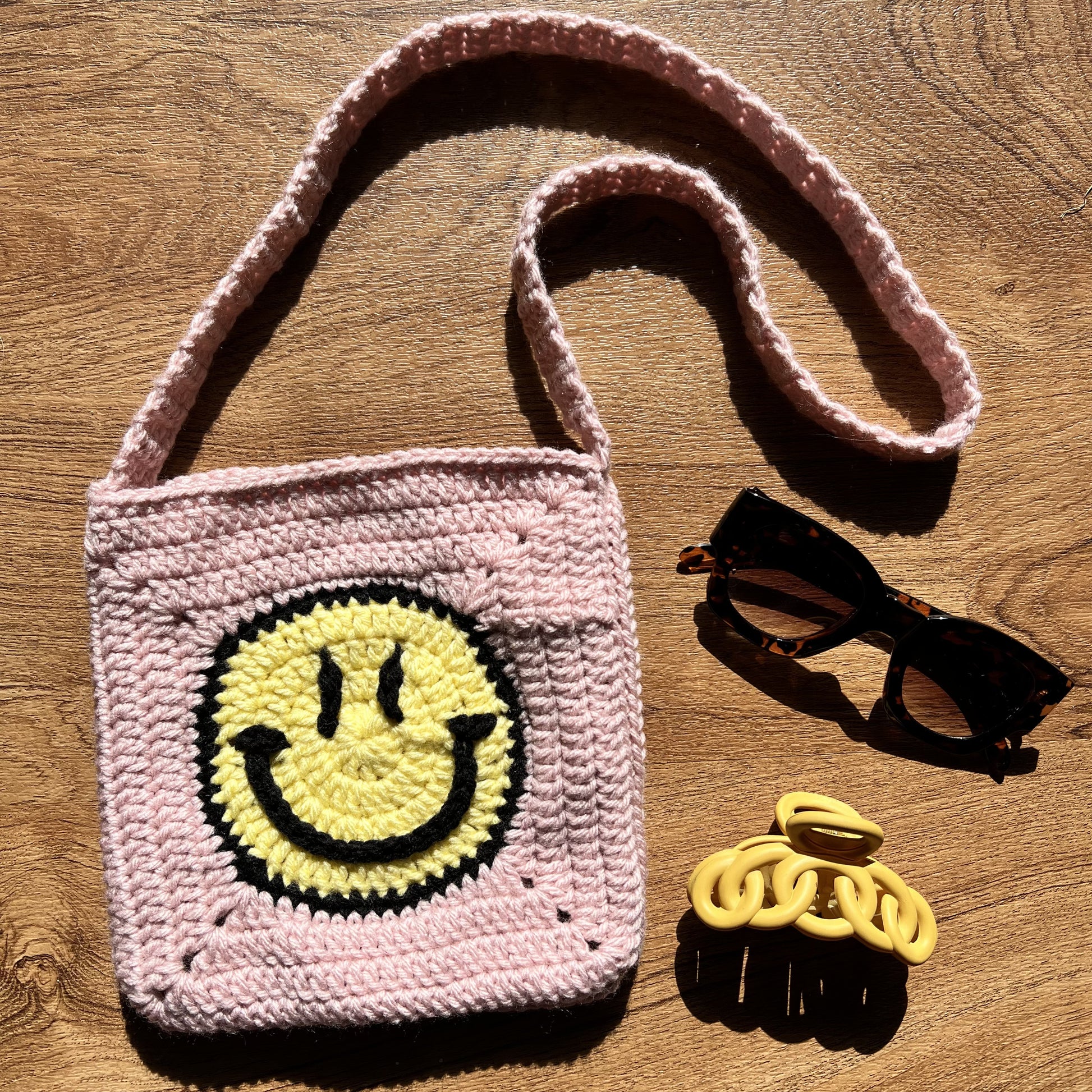 Mini Smiley Face Crossbody Bag Crochet Pattern  Cute Tote Bag Tutorial –  The Cozy Tangerine